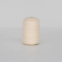 Charger l&#39;image dans la galerie, Fil à touffeter blanc 100 % laine sur cône (000) Tesserashop